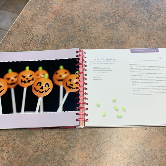 Bakerella Cake Pop Cookbook - Picture 14 of 16